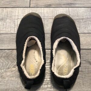 Keen Howser plush black slipper slip on shoes lined w keen Cush natural rubber